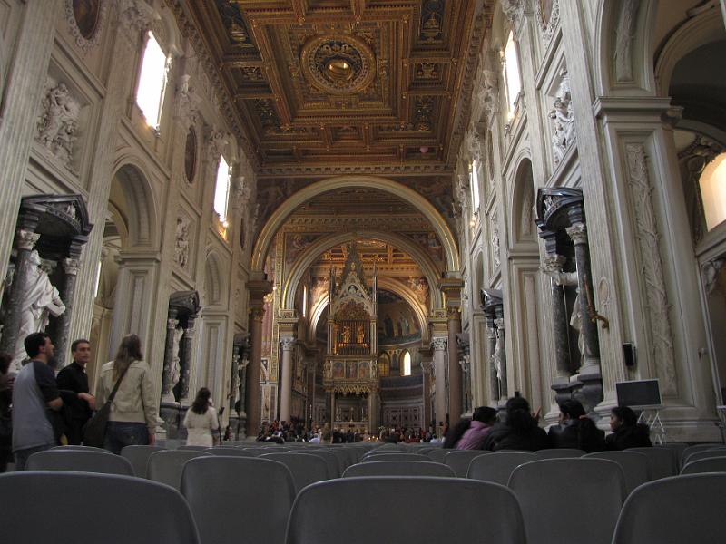 san giovanni in laterano_interieur.jpg - Interieur van de Sint-Jan van Lateranen. Ontwerper van het plafond was Michelangelo. Bouwmeester Borromini heeft de basiliek na eeuwen van verval in de 17e eeuw gerestaureerd.